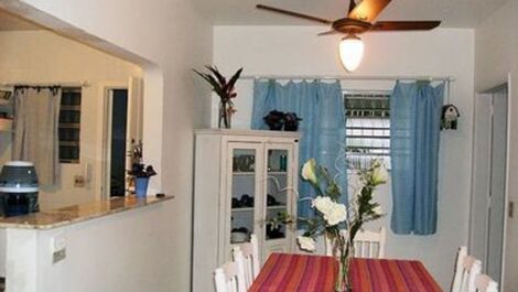 Sala de jantar com cozinha aberta integrada