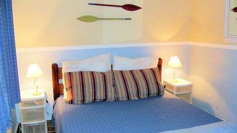 Suite casal cama queen, com banheiro moderno