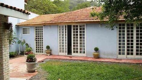 Vista dos fundos da cada com jardim, muito agradavel