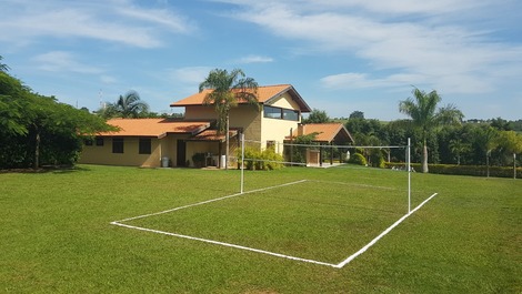 Aspecto frontal da casa a partir da mini-quadra de vôlei