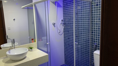 Linda casa a 50m do mar cond fechado 4 suites piscina,espaco gourmet