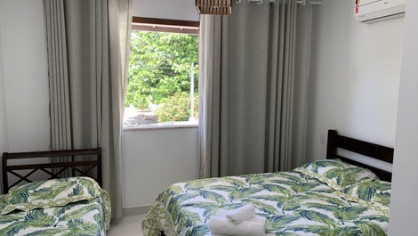 Linda casa a 50m do mar cond fechado 4 suites piscina,espaco gourmet