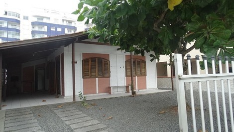 Casa para 10 pessoas, centralizada a 50m da praia