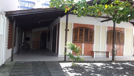 Casa para 10 pessoas, centralizada a 50m da praia