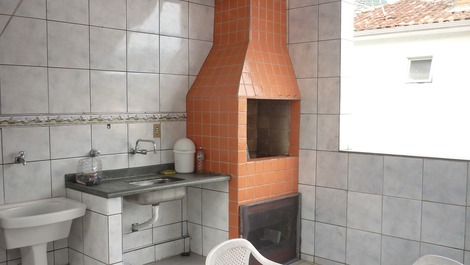 Churrasqueira privativa do apartamento no solárium.