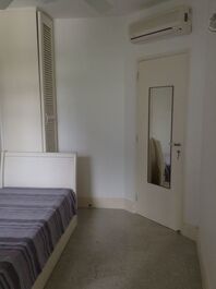 Suíte com Bi-cama e Armário