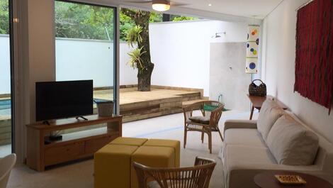 Casa muito bem localizada com 4 suítes na Praia de Juquehy