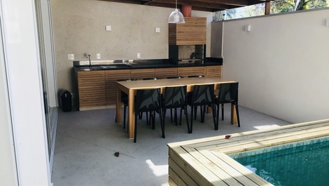 Casa muito bem localizada com 4 suítes na Praia de Juquehy