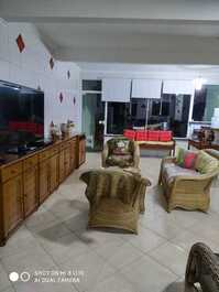 Área Gourmet com televisão e churrasqueira