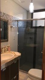 Suíte de alto luxo na praia da Costa com ar condicionado