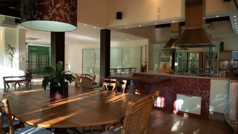 Casa beira lagoa c/ Piscina - BARRA DA LAGOA - ALUGUEL POR TEMPORADA