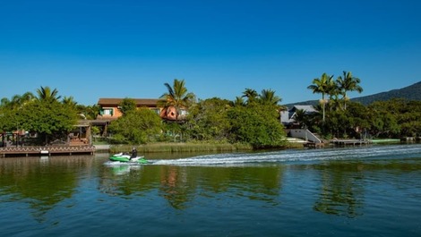 Casa beira lagoa c/ Piscina - BARRA DA LAGOA - ALUGUEL POR TEMPORADA