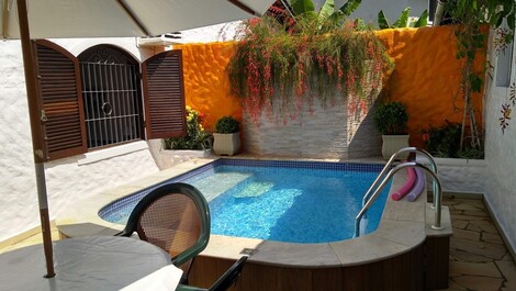 Piscina aquecida com 3 bicos de hidromassagem