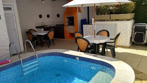 Piscina aquecida com área de churrasco