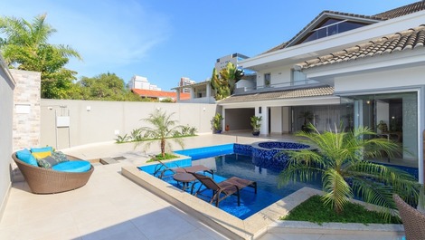 MANSÃO MODERNA NA PRAIA DA BARRA DA TIJUCA