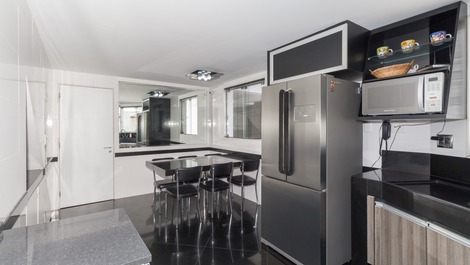 MANSÃO MODERNA NA PRAIA DA BARRA DA TIJUCA