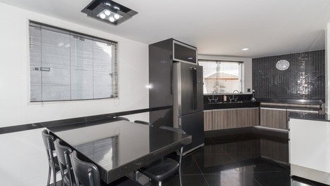 MANSÃO MODERNA NA PRAIA DA BARRA DA TIJUCA