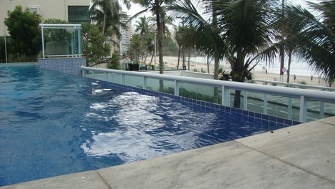 Piscina c borda infinita