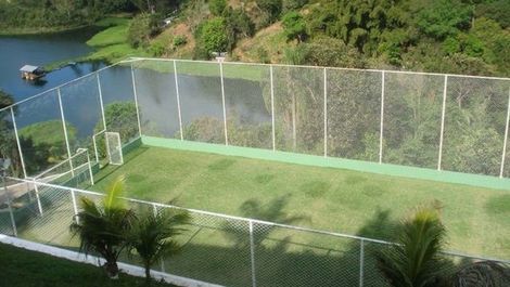 Campo de futebol com iluminação