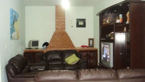 Sala de televisão com lareira