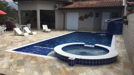 Casa Confortável-4 suites c/Ar Condic.-Espaço Gourmet-Piscina-Hidro