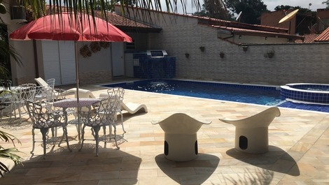 Casa Confortável-4 suites c/Ar Condic.-Espaço Gourmet-Piscina-Hidro