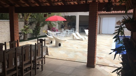 Casa Confortável-4 suites c/Ar Condic.-Espaço Gourmet-Piscina-Hidro