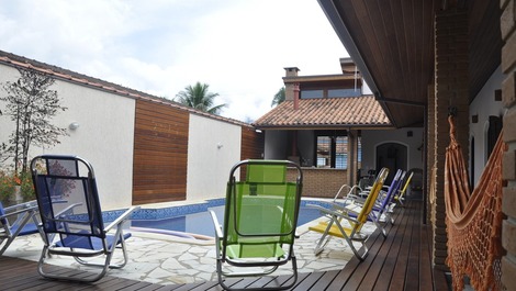 Casa em condomínio, próxima à serra e ao mar.