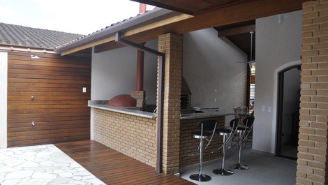 Casa em condomínio, próxima à serra e ao mar.