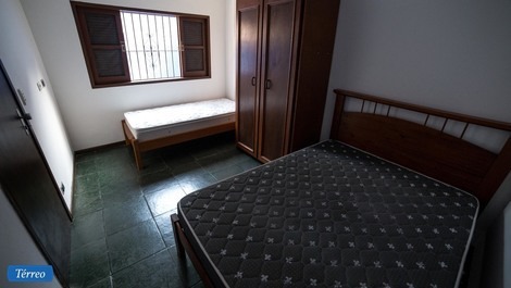 Dois chales térreo e superior, a 220,00 metros da Praia da enseada