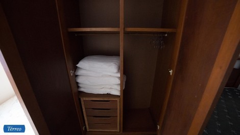 Dois chales térreo e superior, a 220,00 metros da Praia da enseada