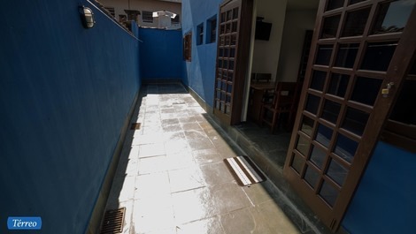 Dois chales térreo e superior, a 220,00 metros da Praia da enseada