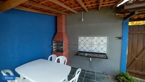 Dois chales térreo e superior, a 220,00 metros da Praia da enseada