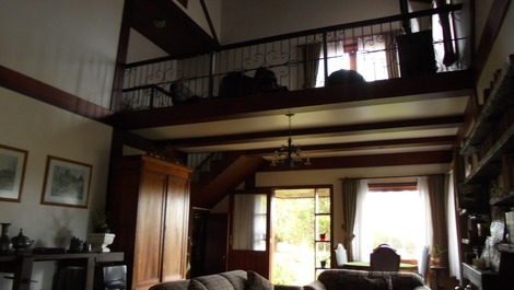 vista geral da sala de lareira com o mezzanino