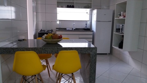 Ótimo apto de 2/4 na praia de Taperapuã, Porto Seguro - BA.