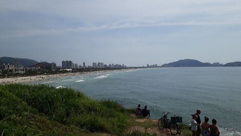 Praia da enseada (vista parcial) - 6 km's do imóvel
