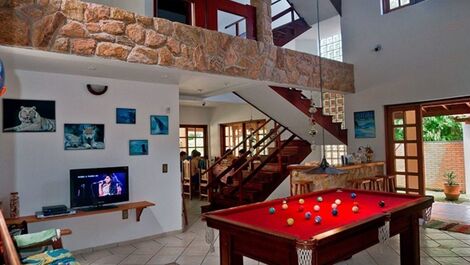 sala com mesa bilhar