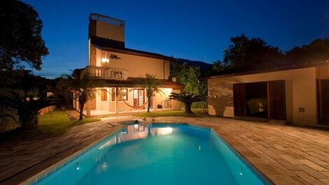  picina e churrasqueira no terraço.