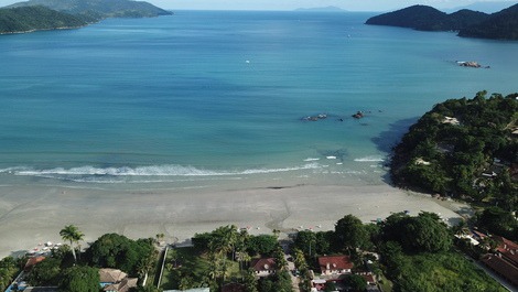 Dois chales térreo e superior, a 220,00 metros da Praia da enseada