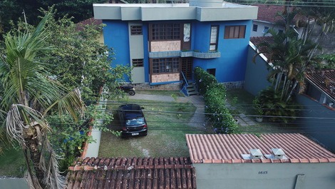 Dois chales térreo e superior, a 220,00 metros da Praia da enseada