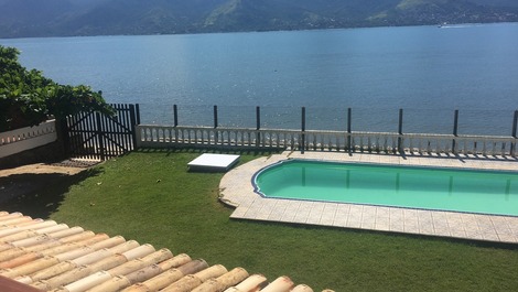 Vista do portão da praia