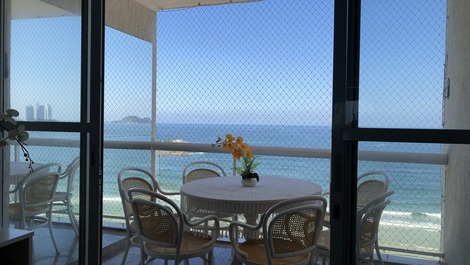 Vista da sacada para o mar