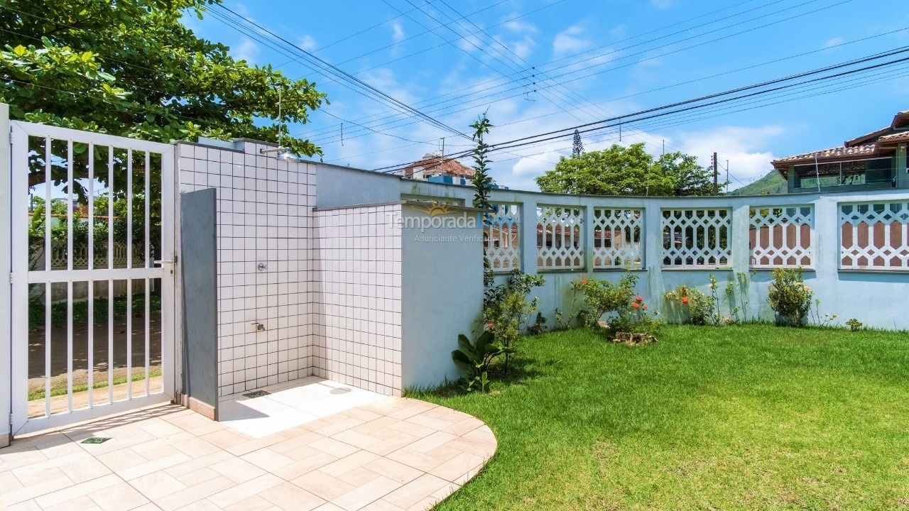 Apartamento para aluguel de temporada em Ubatuba (Praia das Toninhas)