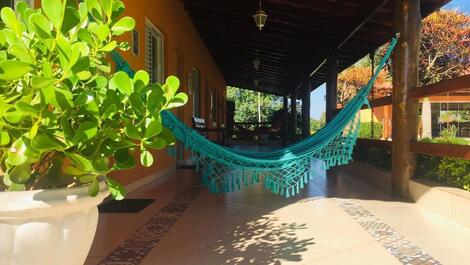 Varanda dos quartos de frente para a piscina com redes para descanso