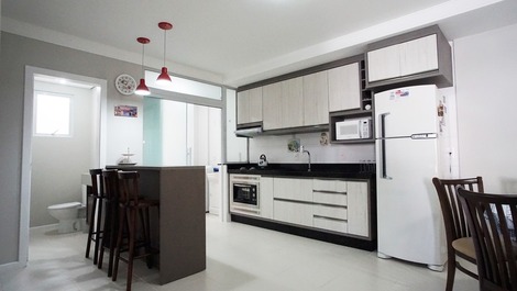 Apto completo, 1 quadra do mar! Quadra de esportes e piscina.