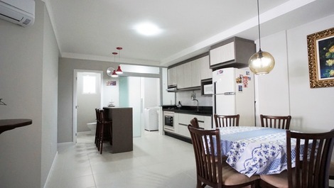 Apto completo, 1 quadra do mar! Quadra de esportes e piscina.