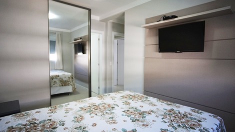 Apto completo, 1 quadra do mar! Quadra de esportes e piscina.