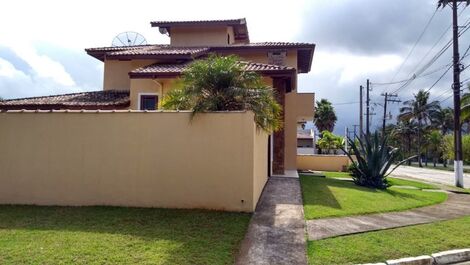 Comfortable House, next to the Mall, 3 suites, air conditioning