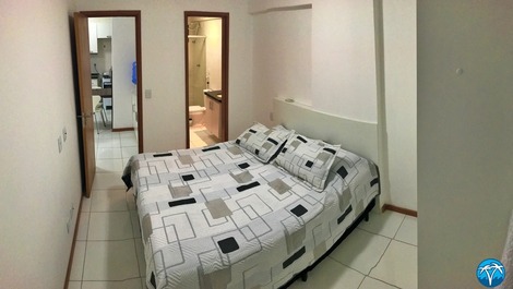 Suíte com cama de casal. 