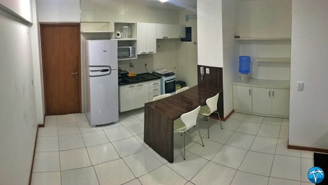 Copa e cozinha equipada com geladeira, fogão, micro ondas, talheres, copos e panelas. 